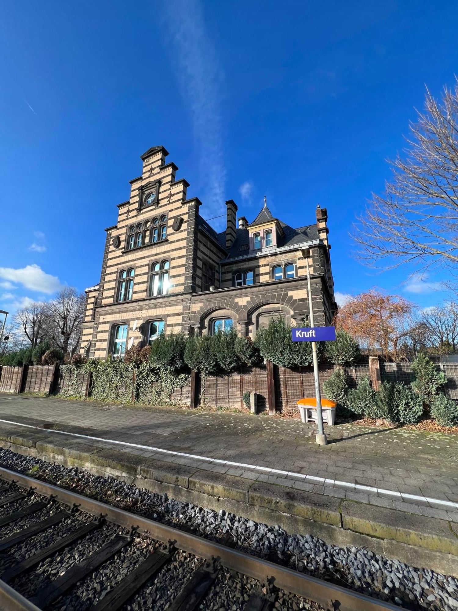 Bahnhofsromantik Trifft Luxus - Alter Bahnhof Von Kruft Exterior photo
